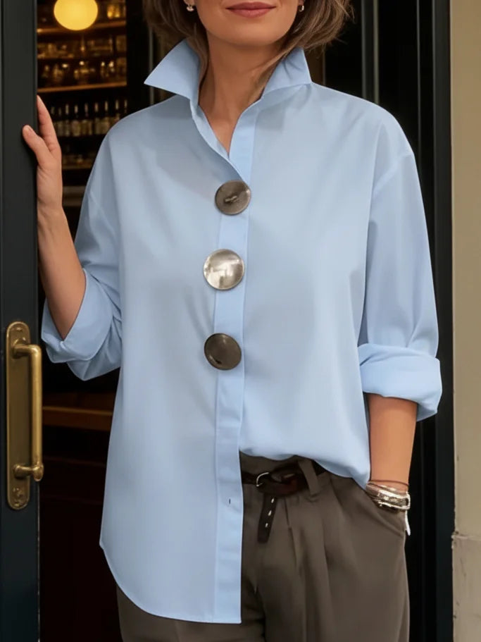 Elegante blusa em algodão e linho com gola alta e botões em metal