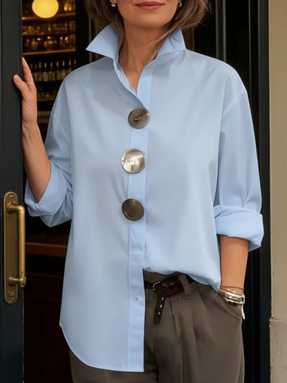 Elegante blusa em algodão e linho com gola alta e botões em metal