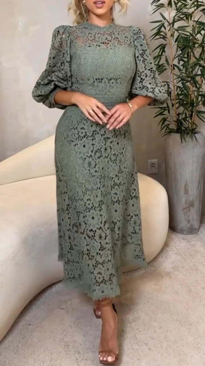 Vestido de mulher de renda vazada com mangas abalonadas e decote redondo