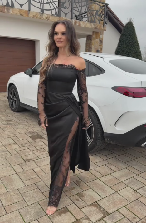 Um vestido sexy e elegante de mangas compridas com ombros à mostra, detalhes em renda e uma racha