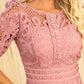 Vestido elegante para mulher com decote redondo e recortes