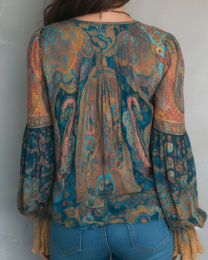 Blusa de mulher estilo boho com mangas flare e decote em V.