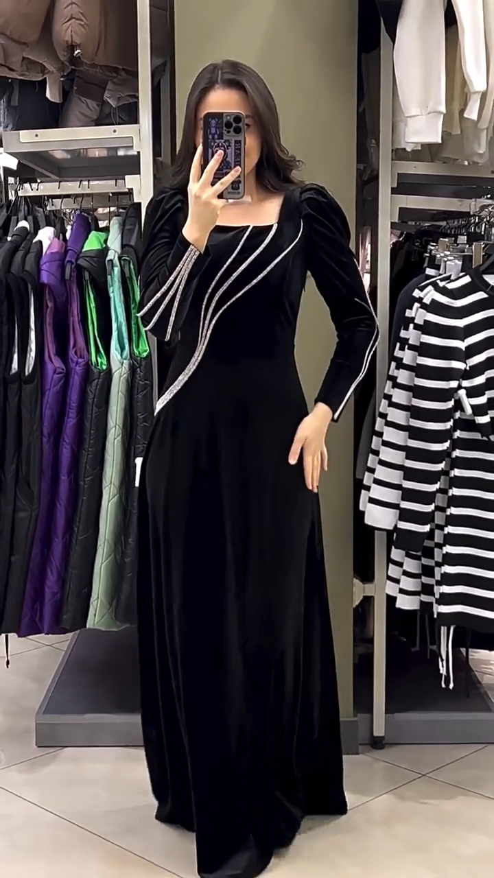 Vestido comprido elegante e justo com strass, coleção outono/inverno 2025