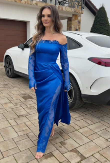 Um vestido sexy e elegante de mangas compridas com ombros à mostra, detalhes em renda e uma racha