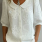 Camisa vintage com gola alta e flores bordadas