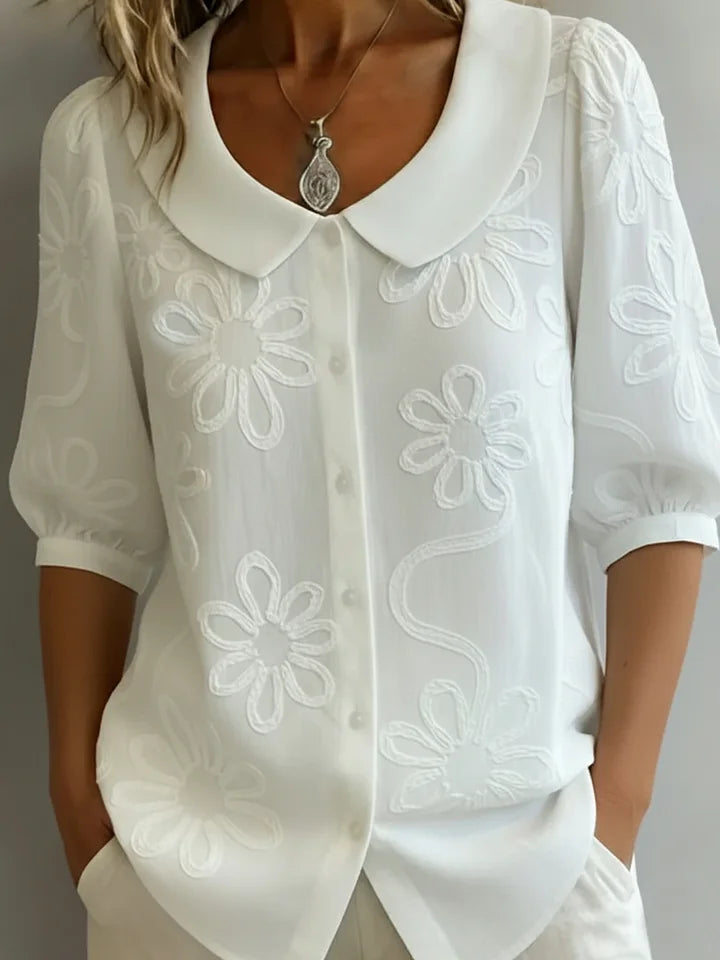 Camisa vintage com gola alta e flores bordadas