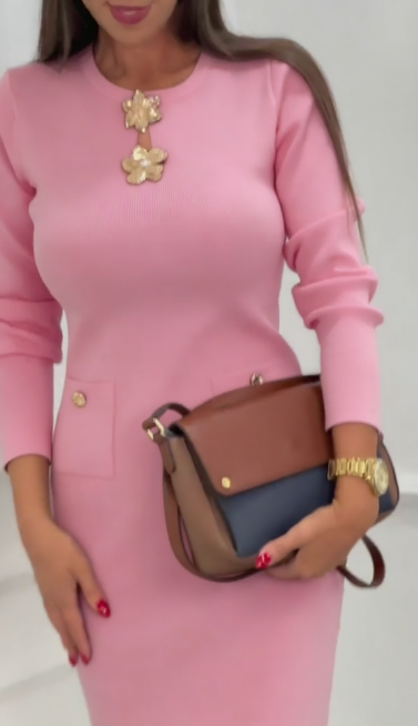 Vestido elegante de mangas compridas com gola redonda