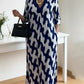 Um elegante vestido midi adornado com estampados artísticos e decote em V