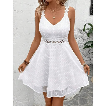 Minivestido de mulher às bolinhas com alças de renda e recorte na cintura