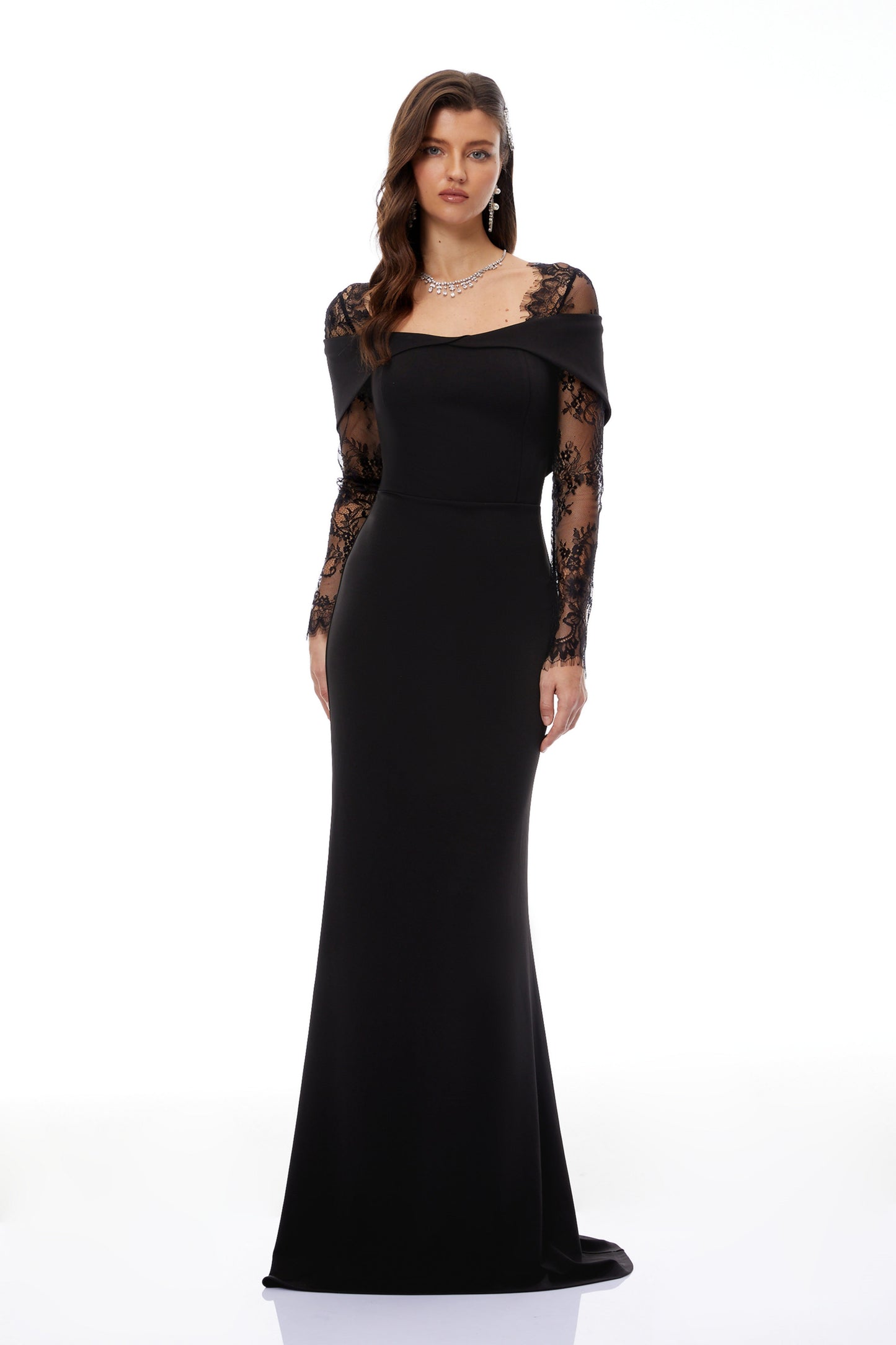 Vestido comprido evasé com detalhes em renda preta