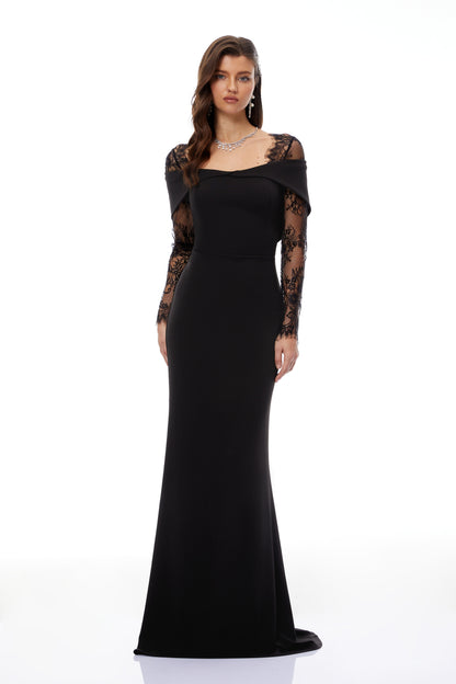 Vestido comprido evasé com detalhes em renda preta