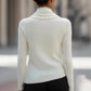 Blusa de mulher de manga comprida com gola alta, cor sólida, corte largo e casual.