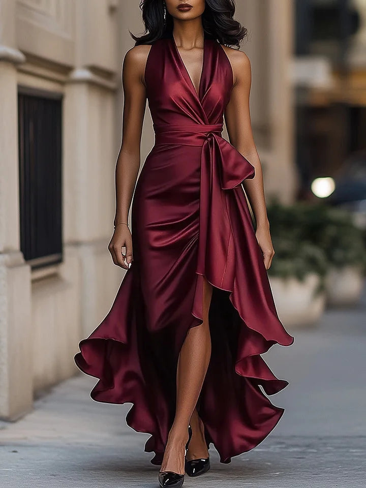 Vestido elegante em cetim com ombros descobertos e folhos