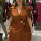 Este vestido apresenta gola de alfaiataria, mangas plissadas abalonadas e cintura elástica.