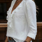 Blusa vintage com decote em V franzido e flores bordadas