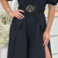Macacão feminino elegante e moderno com folhos e fenda de um ombro só