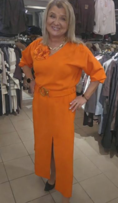 Vestido midi com racha e decote em V