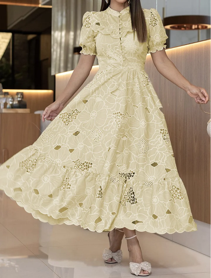 Vestido elegante com bordado floral vazado