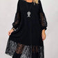 Um vestido com decote redondo, detalhes em renda e corte largo