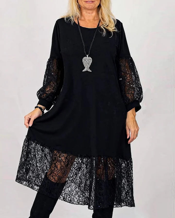 Um vestido com decote redondo, detalhes em renda e corte largo
