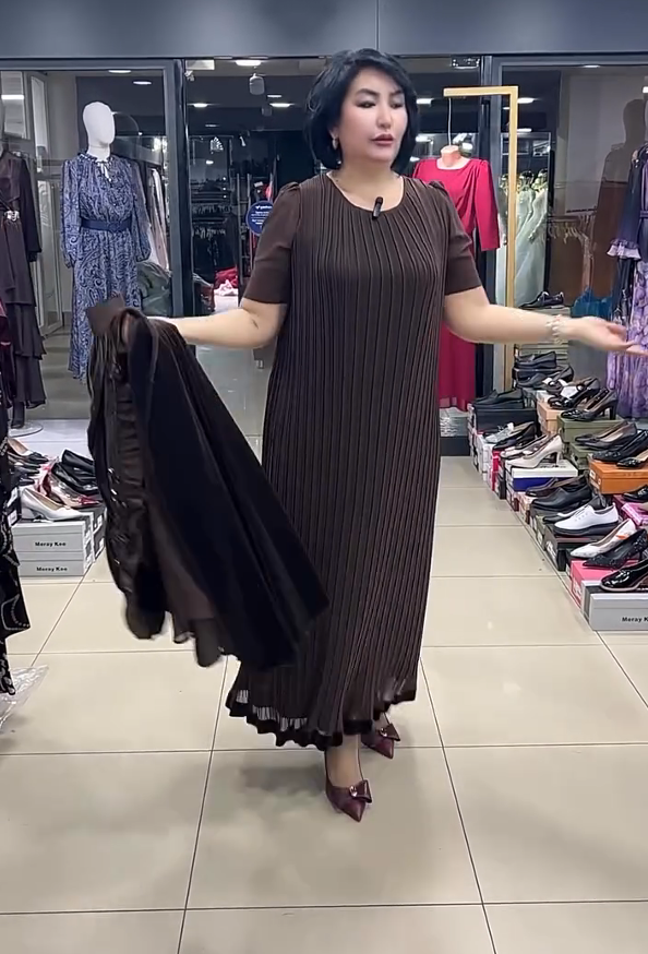 O vestido de lantejoulas exclusivo apresenta um design de decote diferenciado