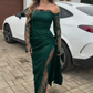 Um vestido sexy e elegante de mangas compridas com ombros à mostra, detalhes em renda e uma racha