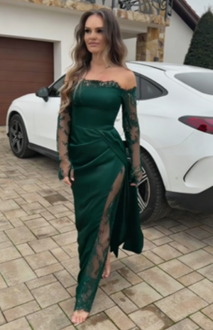 Um vestido sexy e elegante de mangas compridas com ombros à mostra, detalhes em renda e uma racha