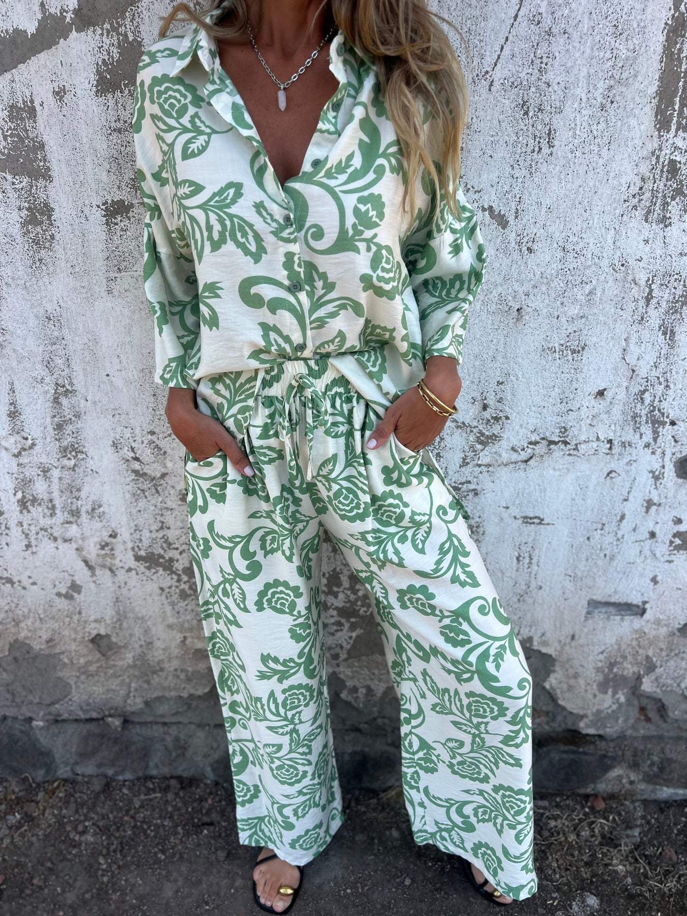 Camisa estampada para mulher com botões e calças largas (conjunto de 2)