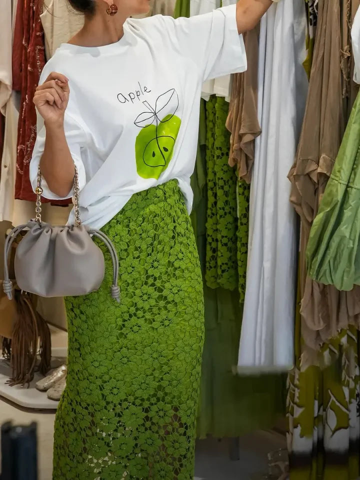 Elegante saia feminina de renda vazada e corte justo