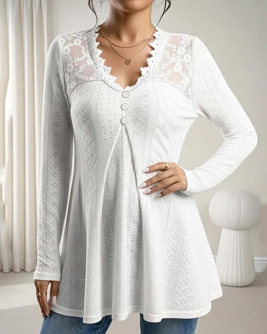 Blusa com decote em V e fecho frontal de botões com painel de renda