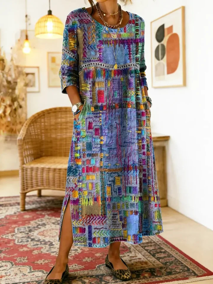 Vestido de mulher em algodão com estampado étnico e patchwork, com acabamento em renda.