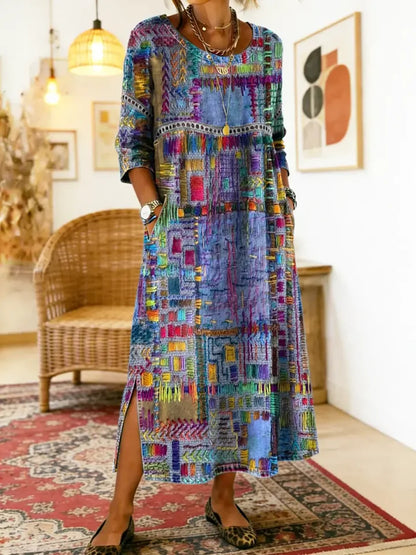 Vestido de mulher em algodão com estampado étnico e patchwork, com acabamento em renda.