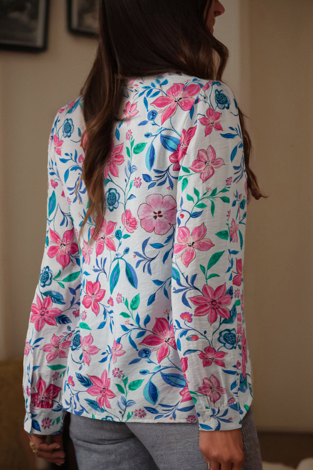 Camisa de manga comprida com botões e estampado floral rosa e detalhes em renda