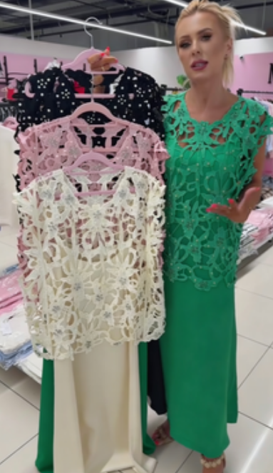 Camisola de manga curta com gola redonda e detalhes vazados + saiote