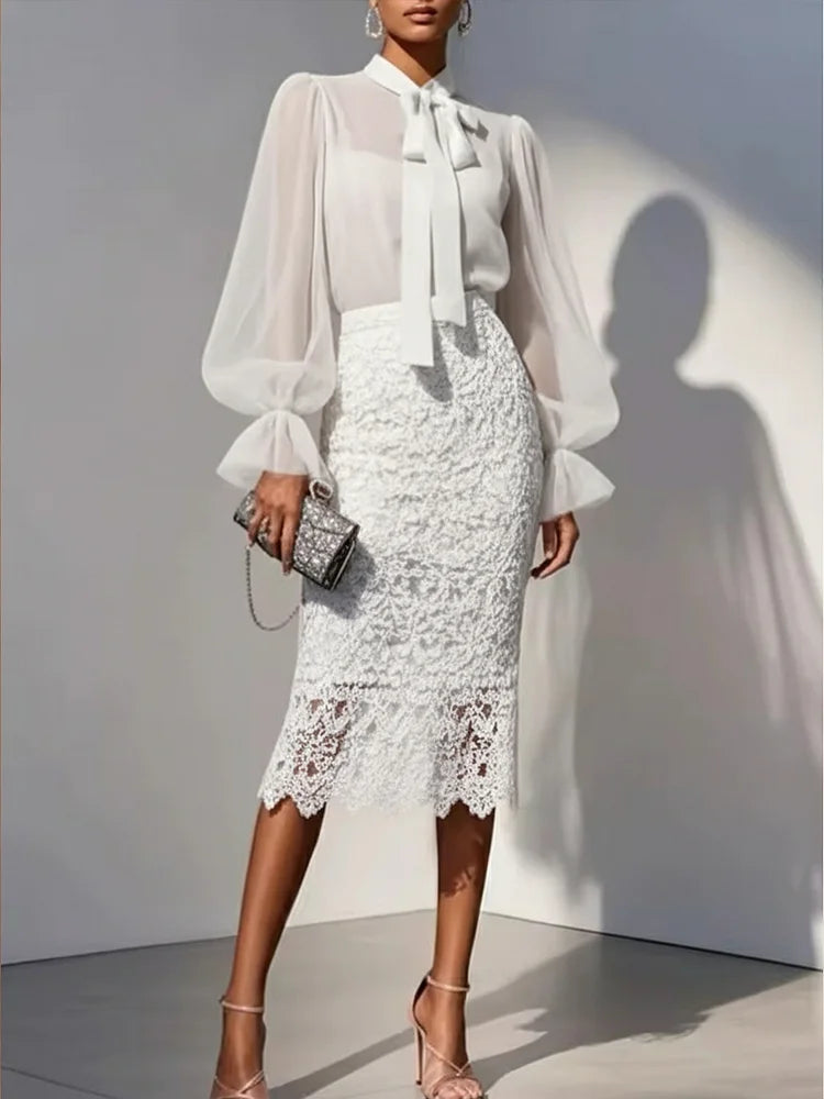 Elegante conjunto de duas peças composto por blusa de chiffon e saia de renda