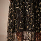 Vestido midi bordado com lantejoulas douradas