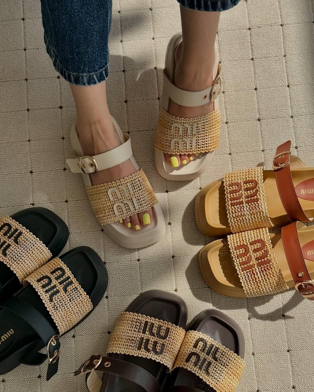 Sandálias de verão femininas da moda com sola grossa para férias na praia