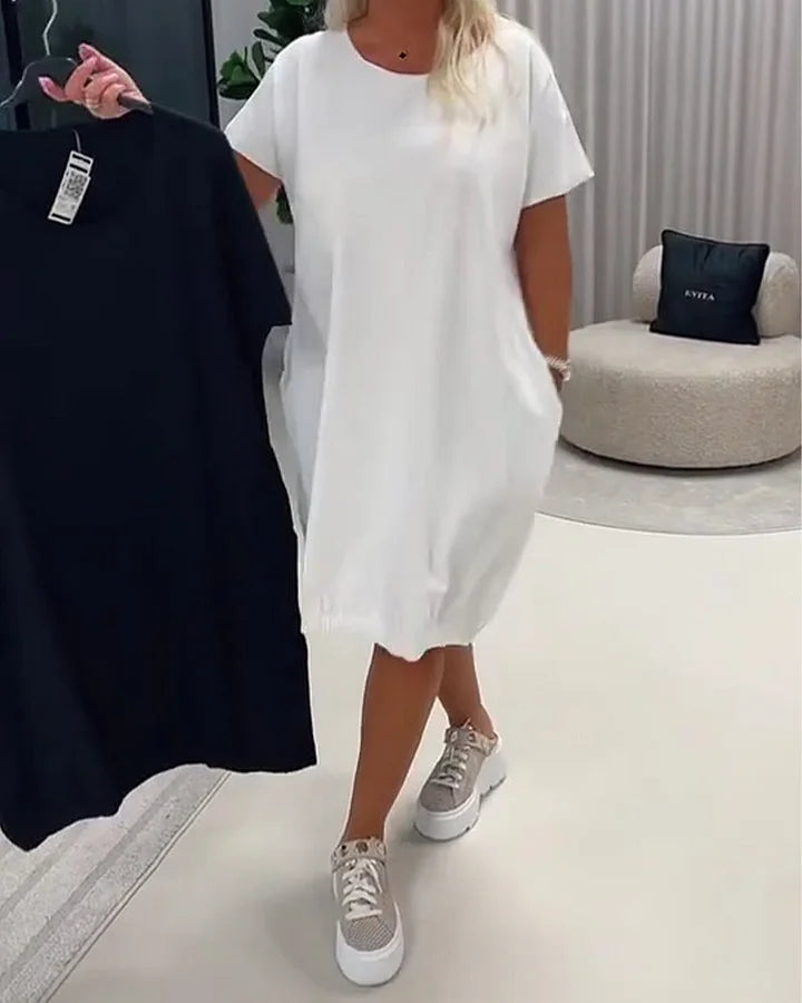 Vestido de manga curta com gola redonda e corte largo