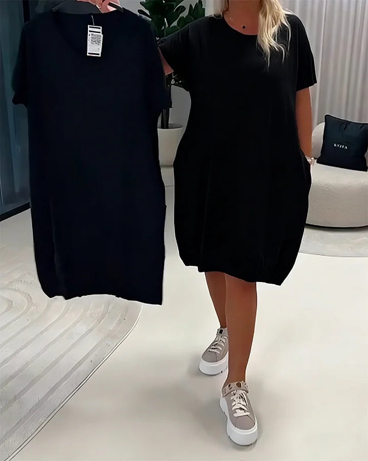 Vestido de manga curta com gola redonda e corte largo