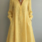 Vestido vintage elegante com decote em V e bordados florais