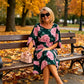 Um vestido largo de verão com estampado rosa, fluido