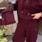 Elegante conjunto de menina com capuz e padrão leopardo, confortável para o dia a dia