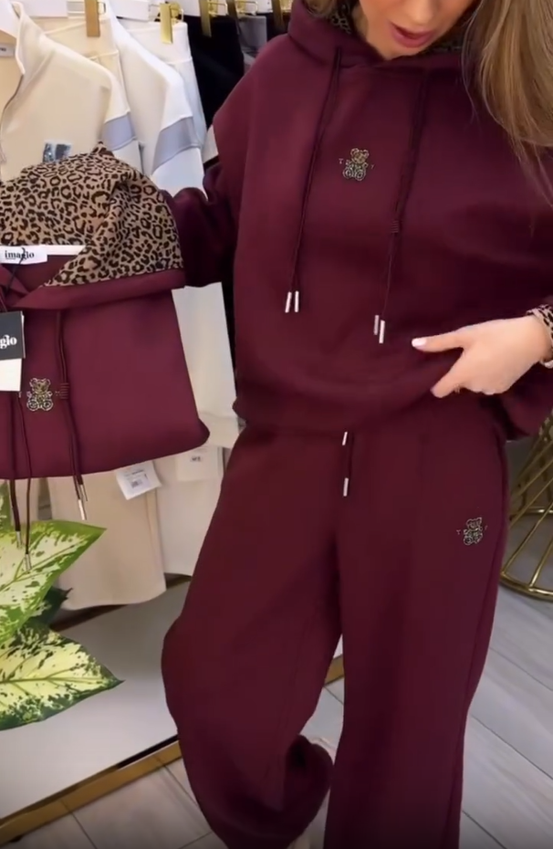 Elegante conjunto de menina com capuz e padrão leopardo, confortável para o dia a dia