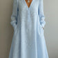 Vestido vintage elegante com decote em V e bordados florais