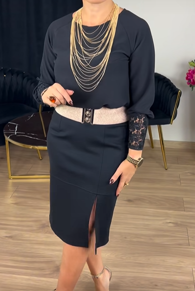 Vestido de menina com racha e padrão vazado.