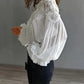 Blusa com decote em V e aplicações em renda