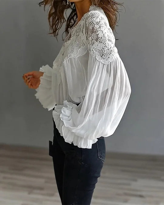 Blusa com decote em V e aplicações em renda