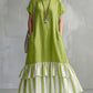 Vestido comprido largo e aconchegante em algodão e linho com estampado de patchwork às riscas e folhos.