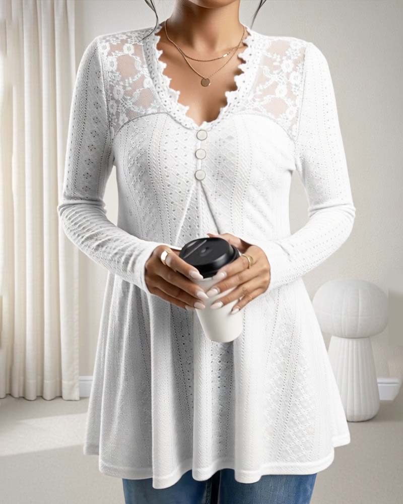 Blusa com decote em V e fecho frontal de botões com painel de renda
