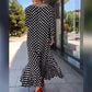 Vestido elegante de mulher às bolinhas com mangas compridas